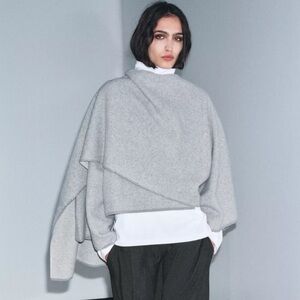 100% WOOL CAPE COAT WITH SCARF
S-M | PEARL GRAY